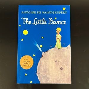 Paperback book: The Little Prince by Antoine De Saint-Exupery 📘 Classic! 👑🫅🏻